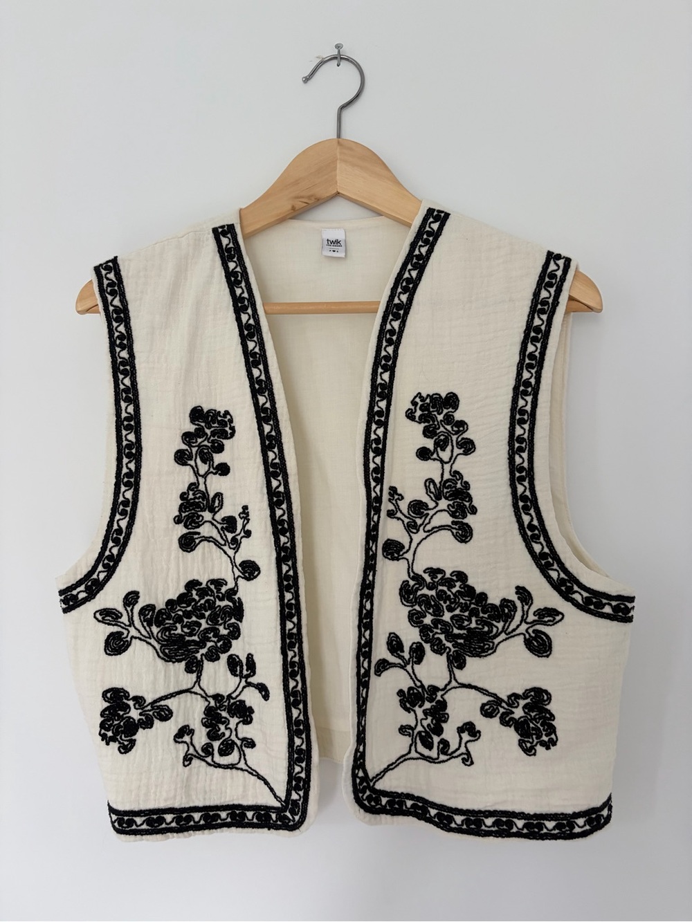 Simons Cream Sleeveless Vest with Black Floral Embroidery
